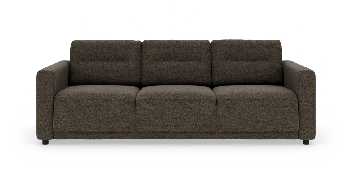 Mørkebrun tresæders sofa med brede armlæn og bløde, dybe sædehynder på hvid baggrund.