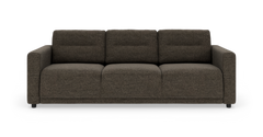 Mørkebrun tresæders sofa med brede armlæn og bløde, dybe sædehynder på hvid baggrund.