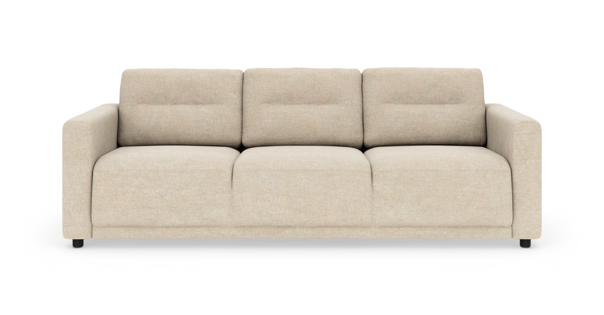 Beige 3-personers sofa med bløde, dybe puder og afrundede armlæn, frontvisning på hvid baggrund.