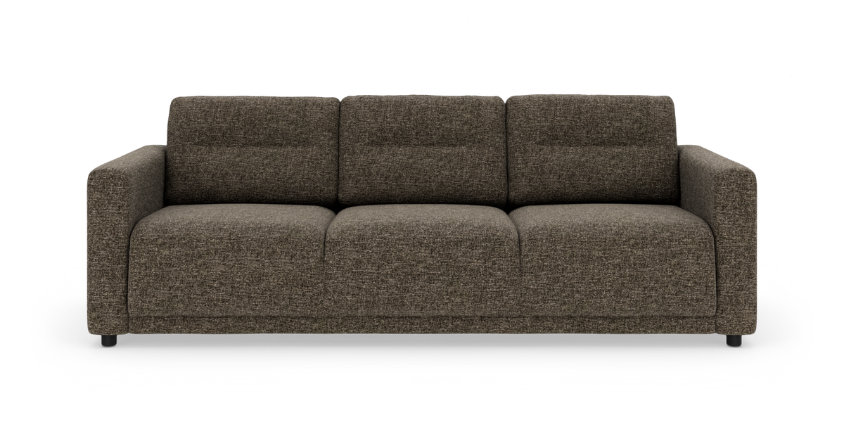 Brun, tekstureret 3‑personers sofa med bløde, afrundede former, set forfra mod hvid baggrund.