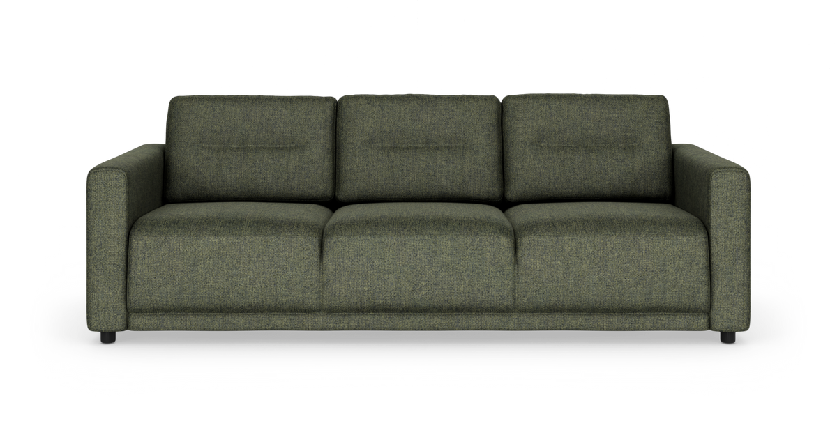 Grøn 3-personers sofa med brede armlæn og blødt afrundede sæder, set forfra.