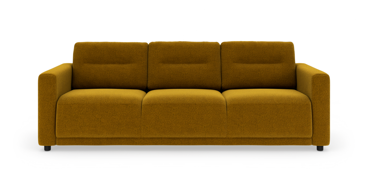 Sennepsgul 3-personers sofa i stof, frontview på hvid studiobaggrund.