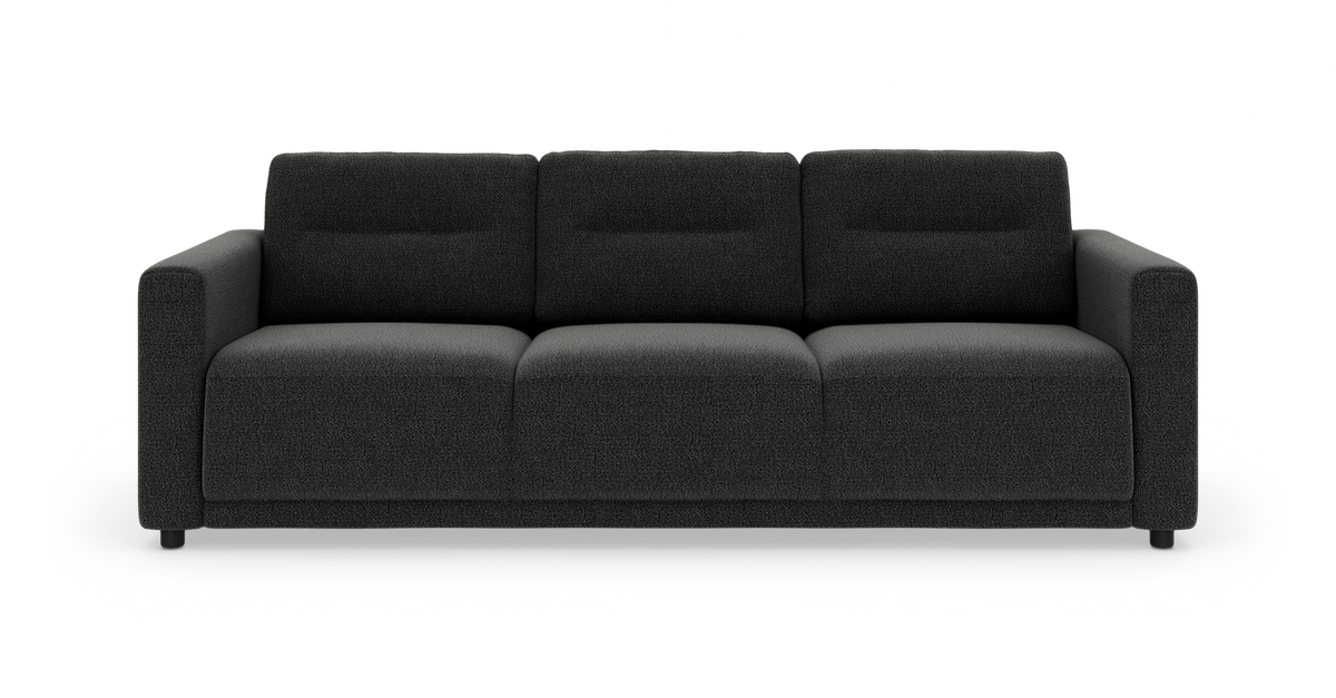 Mørkegrå tresæders stofsofa på hvid studiebaggrund, frontvisning.