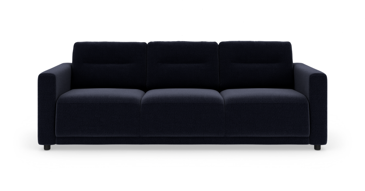 Mørkeblå, moderne tresædet stofsofa set forfra, fritstående mod hvid baggrund.