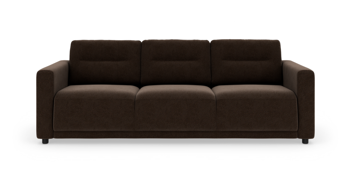 Brun 3-personers sofa med brede armlæn, frontvisning på hvid studiobaggrund.