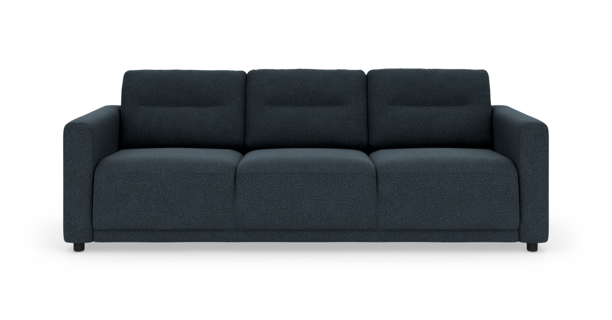 Mørkeblå tresæders sofa med bløde sæde- og ryghynder og lige armlæn, frilagt på hvid baggrund.