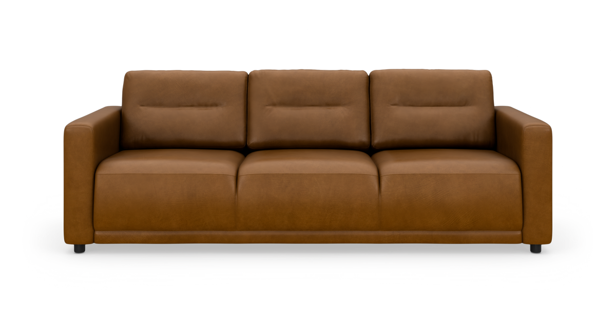 Brun lædersofa med tre sæder set forfra på hvid baggrund.