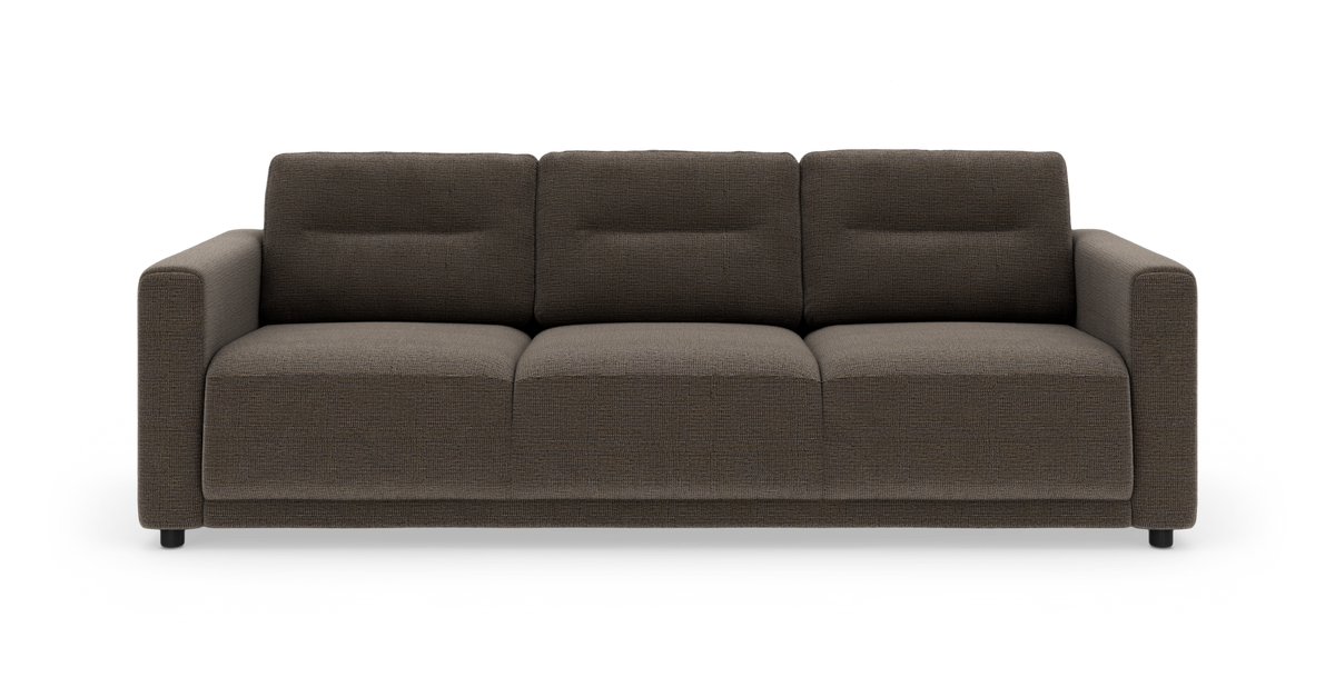 Brun tresædet sofa med lige armlæn og fyldige sædehynder, frilagt på hvid baggrund.
