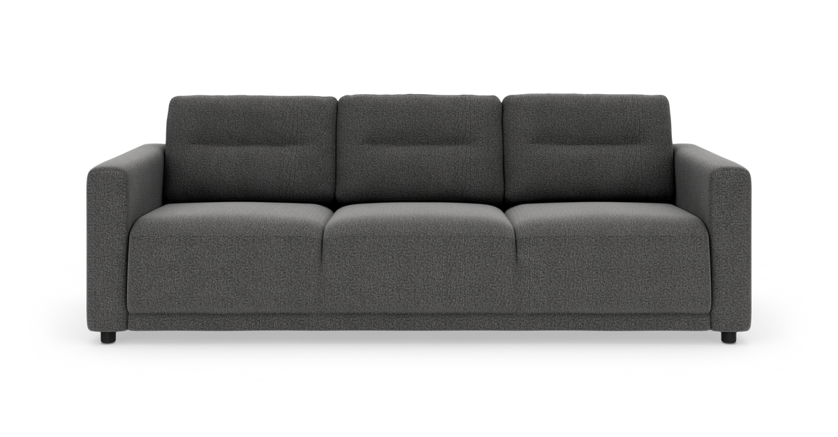 Mørkegrå tresæders sofa med brede armlæn og lave sorte ben, fotograferet forfra mod hvid baggrund.