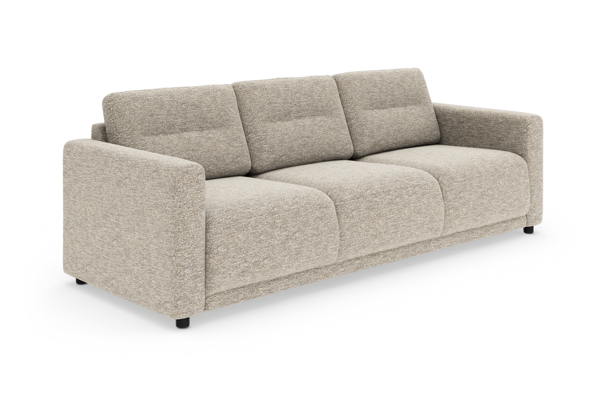 Beige tresæders stofsofa med brede armlæn og bløde ryghynder, fritlagt på hvid baggrund.
