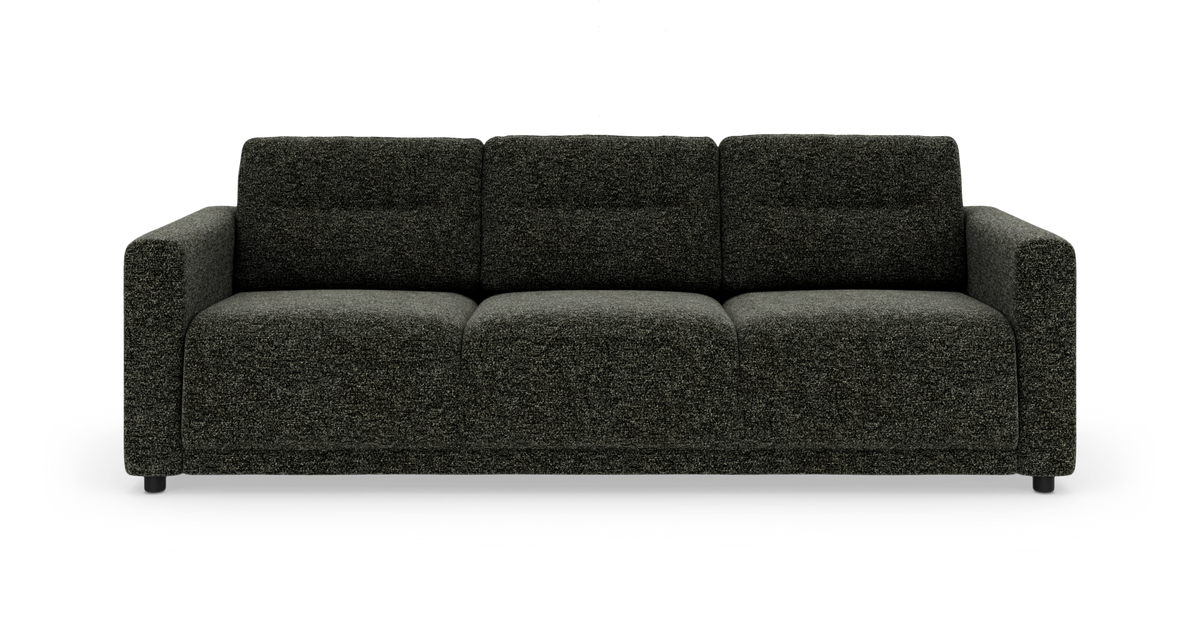 Mørkegrå tresæders sofa med tykke armlæn, fotograferet forfra på hvid baggrund.