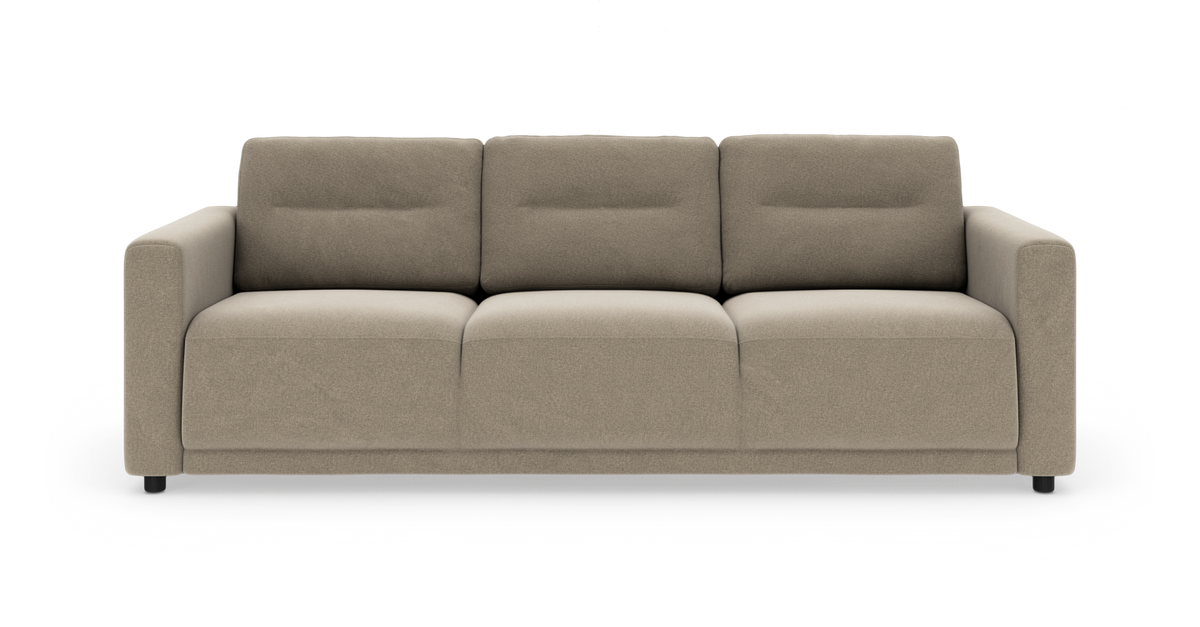 Beige tresædet sofa med lige armlæn, fotograferet forfra på hvid baggrund.