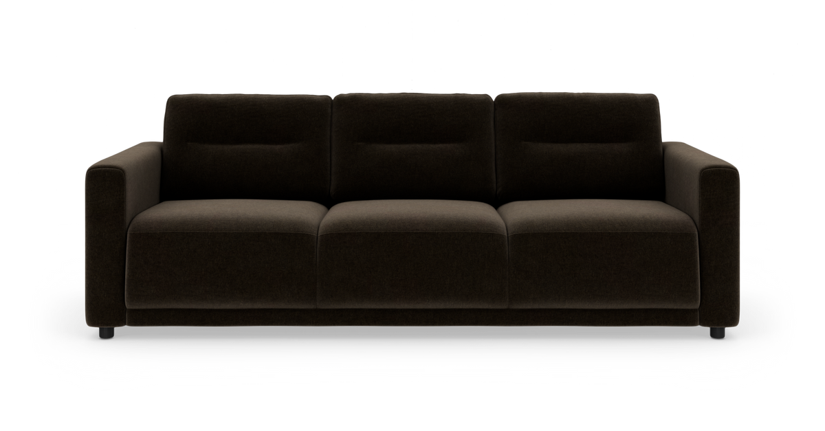 Mørkebrun tresæders sofa med brede armlæn, frontalt.