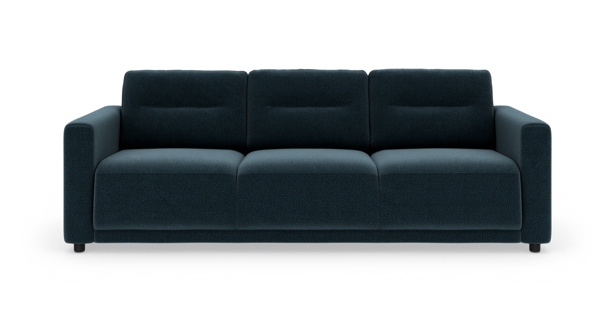 Mørkeblå tresædet sofa med lige armlæn og bløde sæde- og ryghynder, fotograferet forfra.
