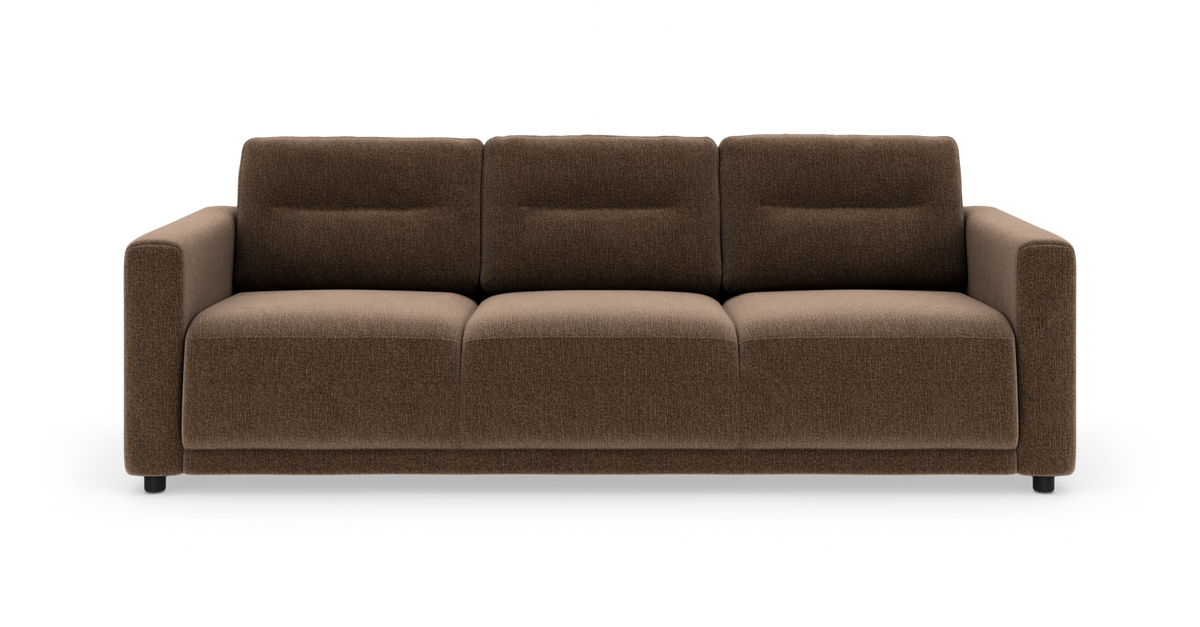 Brun tresæders stofsofa med lige armlæn, set forfra på hvid baggrund.