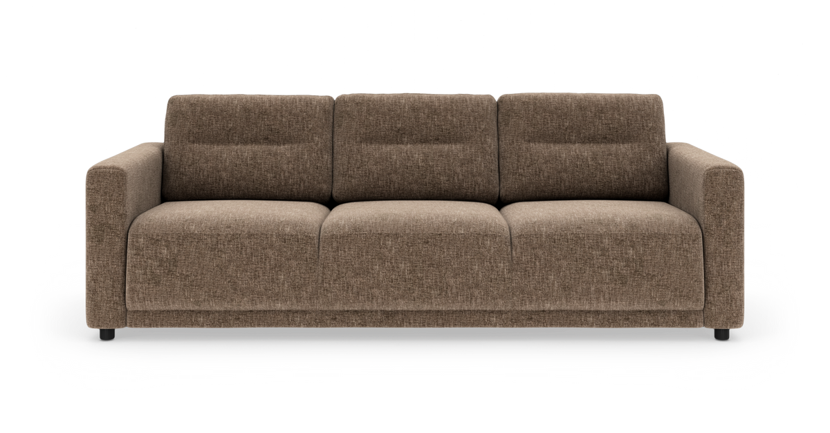 Brun 3-personers sofa med brede armlæn, dybe sæder og lav profil, set forfra.
