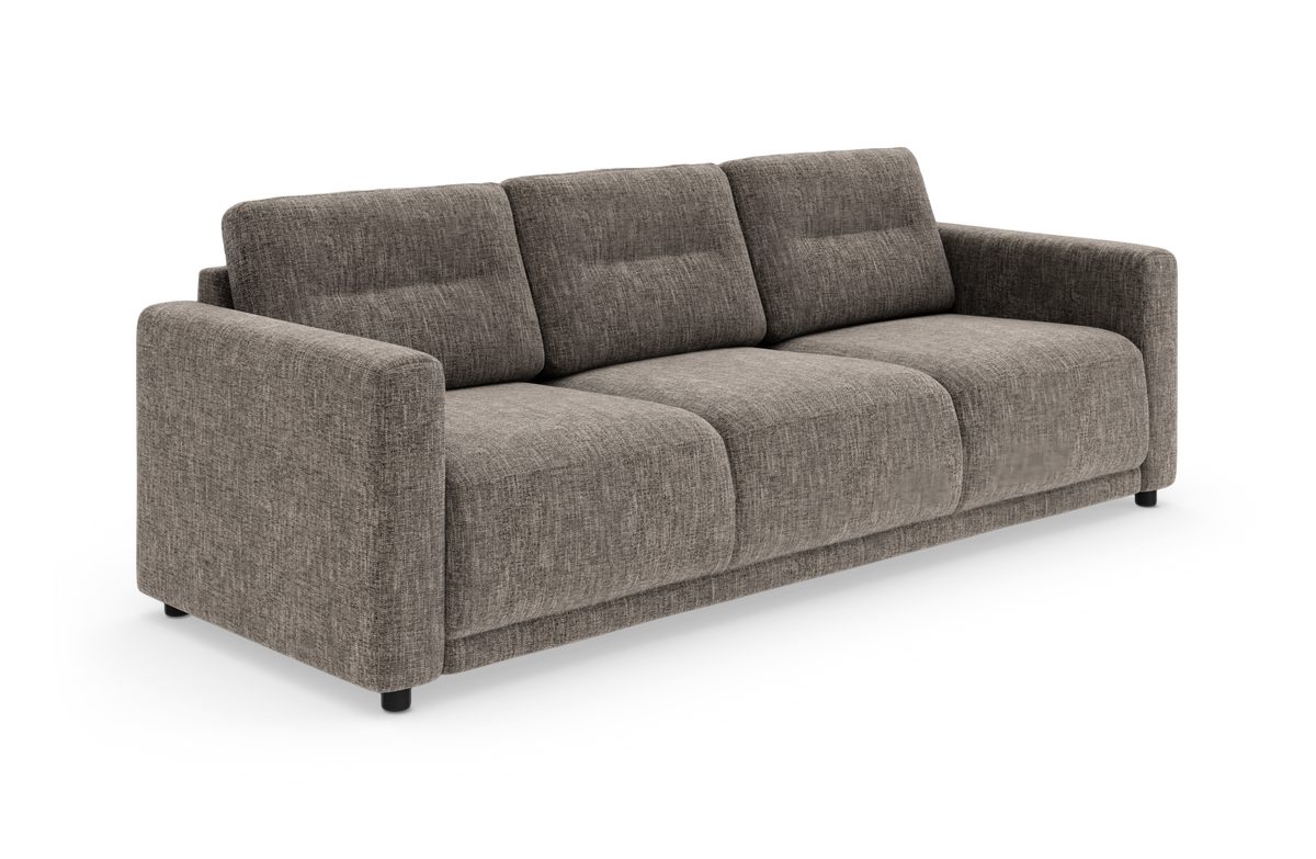 Tre-personers sofa i gråmeleret stof med brede armlæn og runde sorte ben, fritlagt på hvid baggrund.
