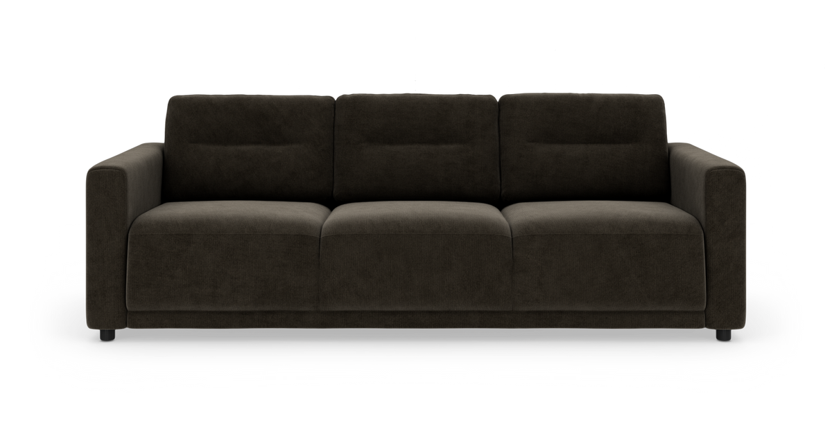 Mørkebrun 3-personers sofa i fløjl/cord med brede armlæn, fritlagt på hvid baggrund.