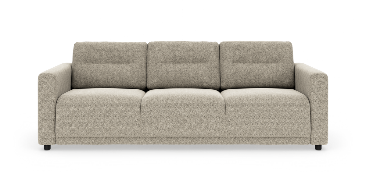 Beige tresæders sofasofa i stof, frontvisning på hvid studiobaggrund.