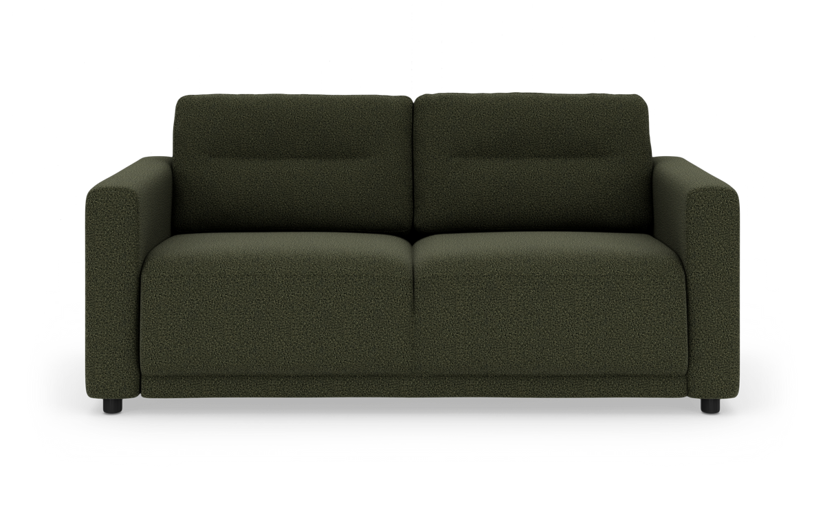 Mørkegrøn 2-personers sofa i bouclé-stof, frontvisning på hvid studiebaggrund.