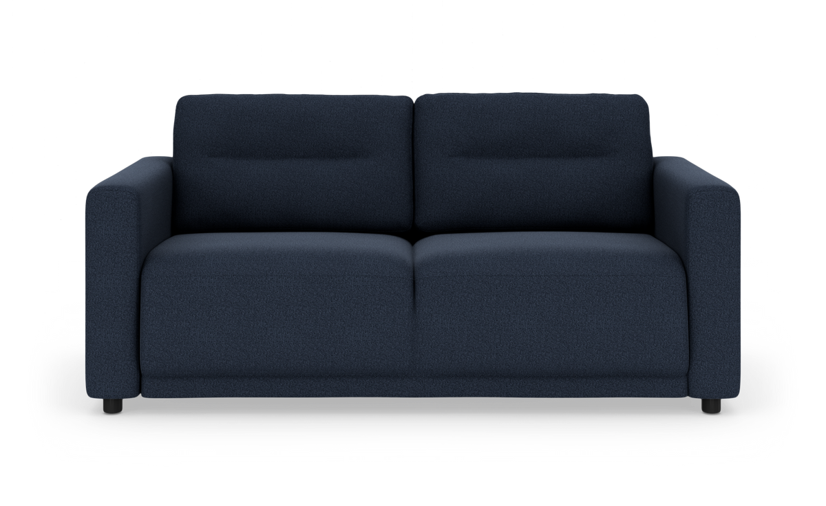 Mørkeblå tosæders sofa med brede armlæn, frilagt frontvisning.