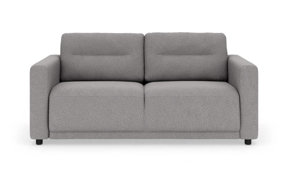 Grå to-personers sofa med tykke sæde- og ryghynder samt lige armlæn, fritlagt på hvid baggrund.