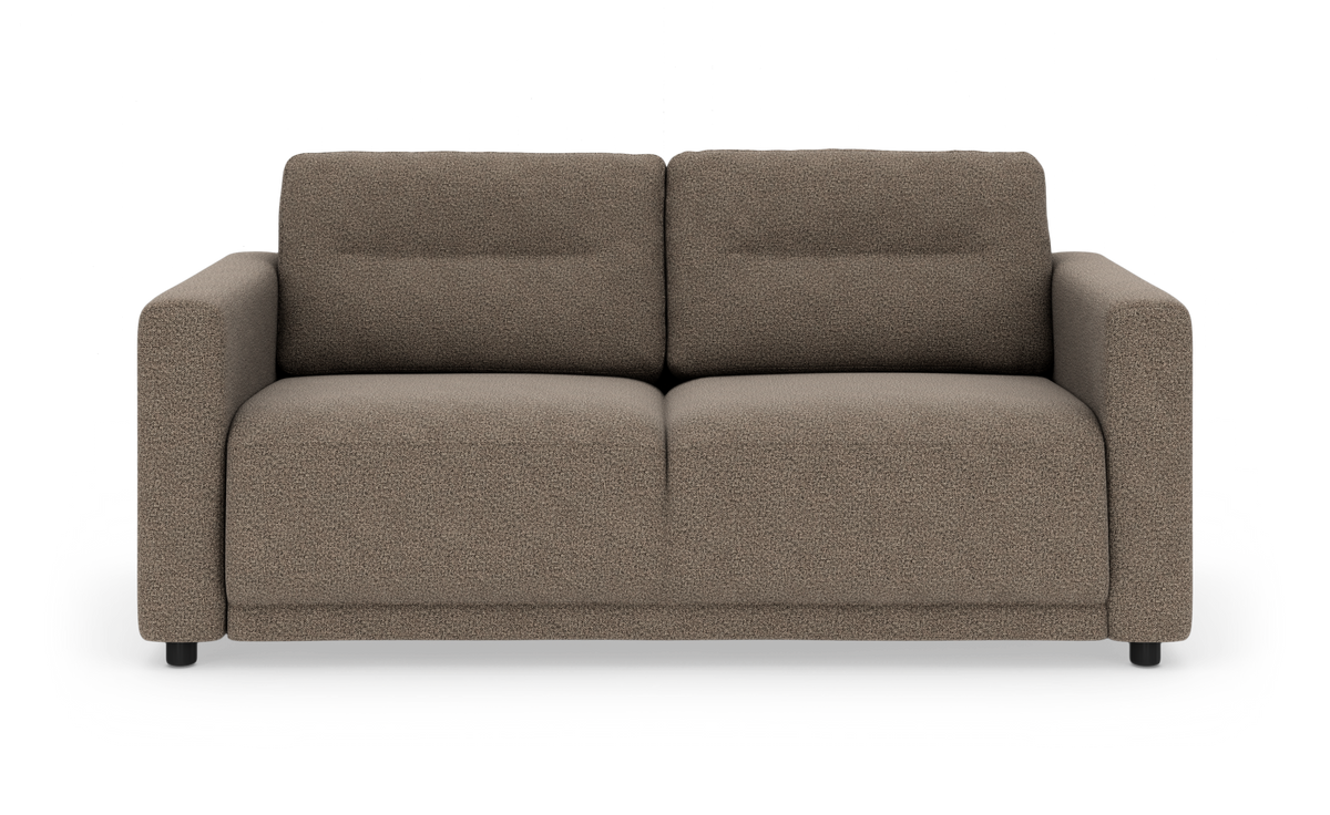 Brun to-personers sofa i bouclé-lignende stof, frontvisning mod neutral studiebaggrund.