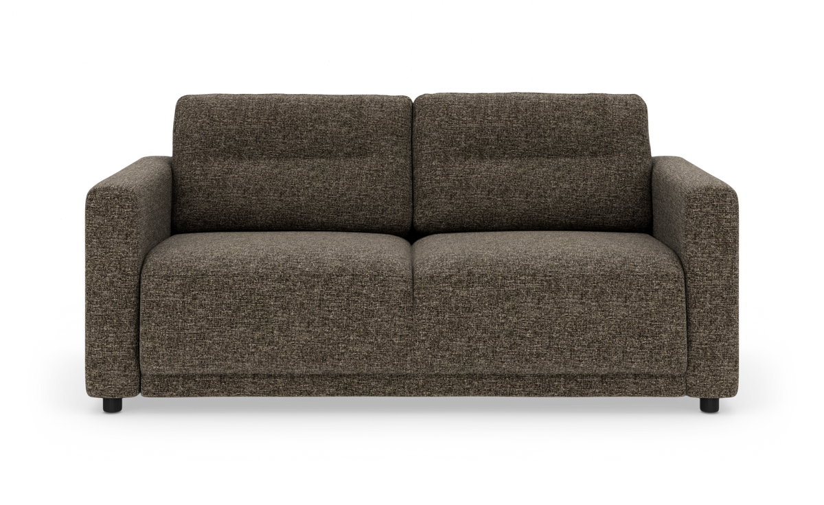 Brun 2-personers stofsofa, frontal produktfoto på hvid baggrund.