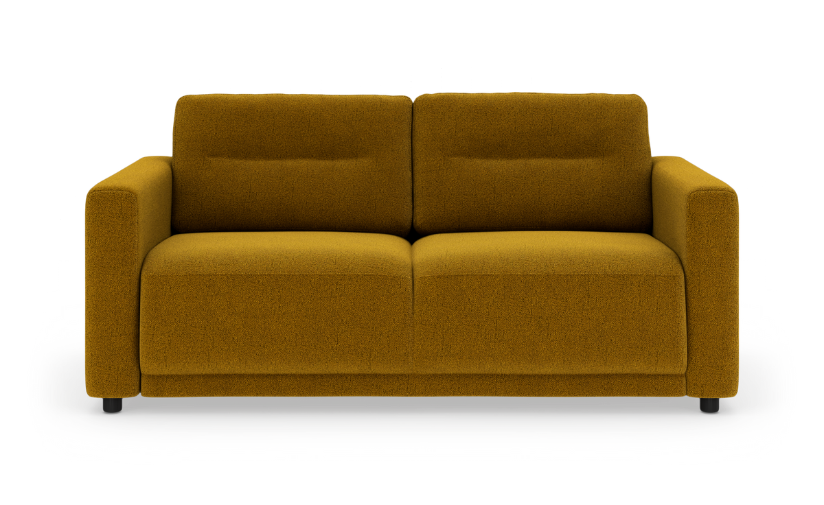 Sennepsgul 2-personers stofsofa med lige armlæn og lave sorte ben, fotograferet forfra.