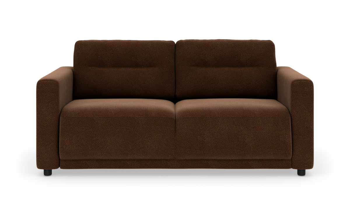 Brun 2‑personers stofsofa set forfra, isoleret på hvid baggrund.