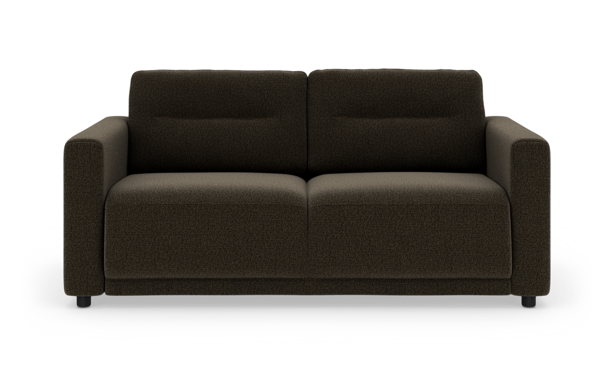 Mørkebrun 2-personers sofa med brede armlæn set lige forfra i studie mod hvid baggrund.
