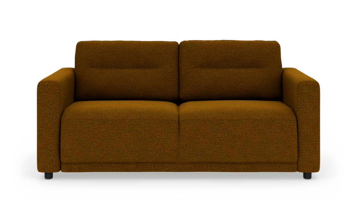 To-personers sofa i varm sennepsbrun bouclé, frontvisning mod hvid baggrund.
