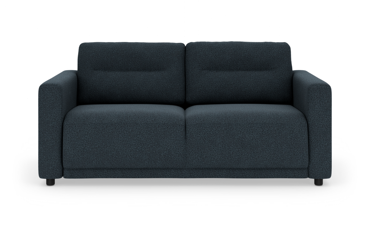 Mørkeblå 2-personers sofa med afrundede armlæn og sorte ben, frilagt på hvid baggrund.
