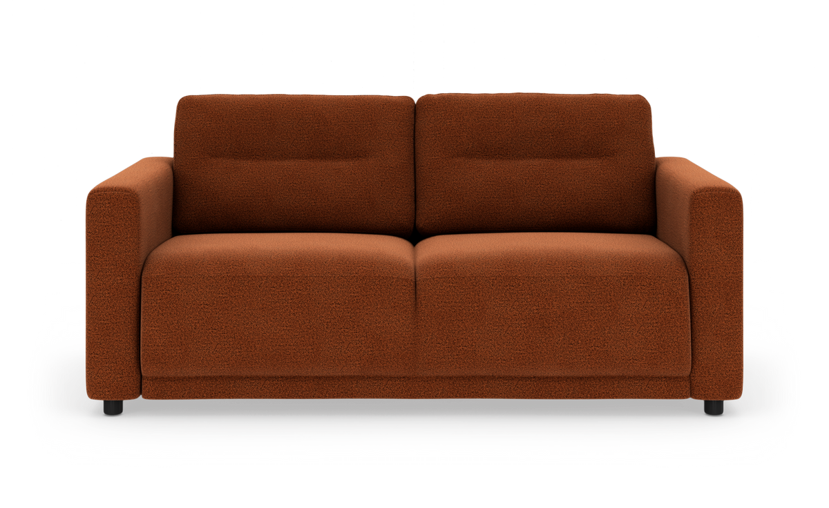 Rustfarvet to-personers sofa med bløde, afrundede armlæn set direkte forfra.