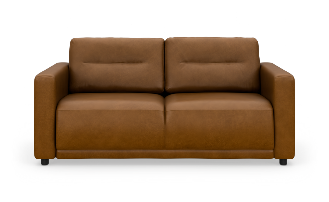 Brun to-personers lædersofa med lige armlæn, frilagt på hvid baggrund.