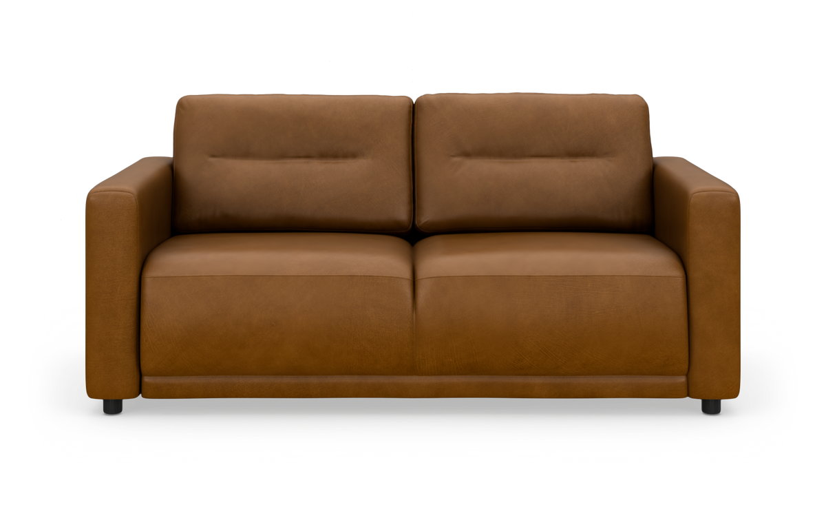 Brun to-personers lædersofa med lige armlæn, frilagt på hvid baggrund.