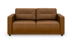 Brun to-personers lædersofa med lige armlæn, frilagt på hvid baggrund.