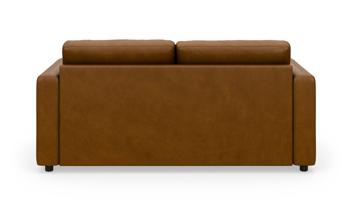 Brun lædersofa med to ryghynder set bagfra på hvid baggrund.