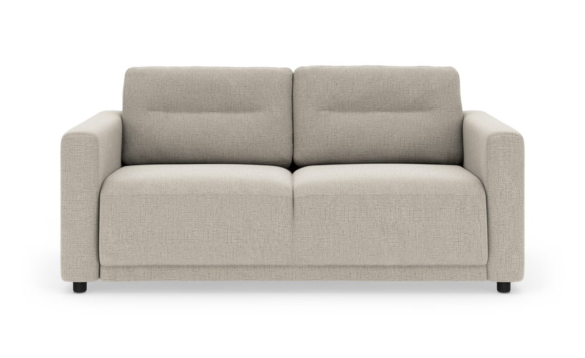 Beige 2-pers. sofa med brede armlæn på hvid baggrund.