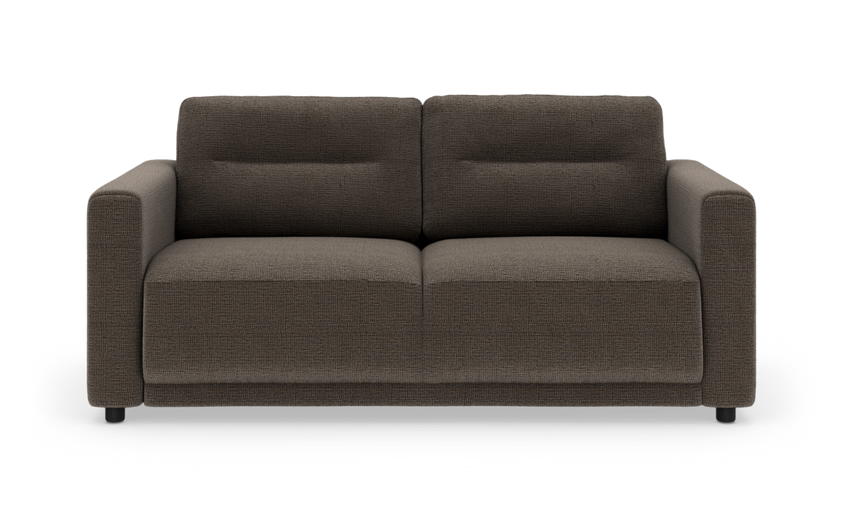 Mørkebrun 2-personers sofa med brede armlæn og fyldige puder i stof, set forfra mod hvid baggrund.