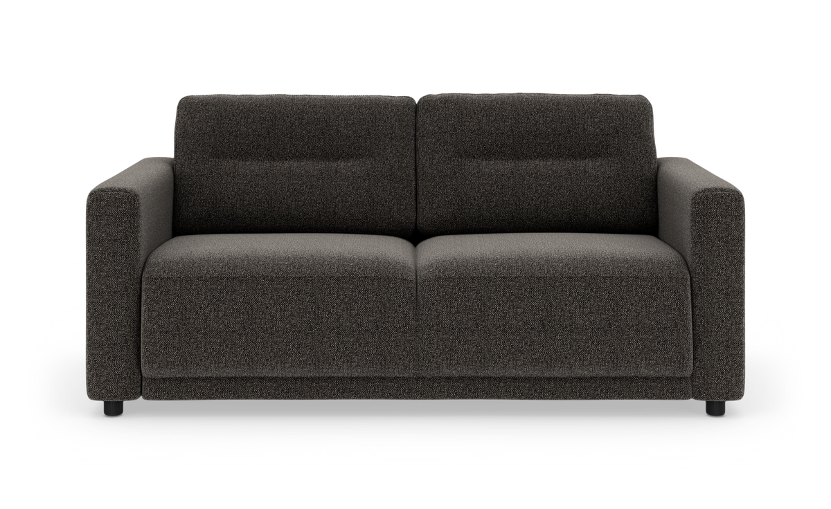 Mørkegrå 2-personers sofa med brede armlæn, frontvisning på hvid baggrund.