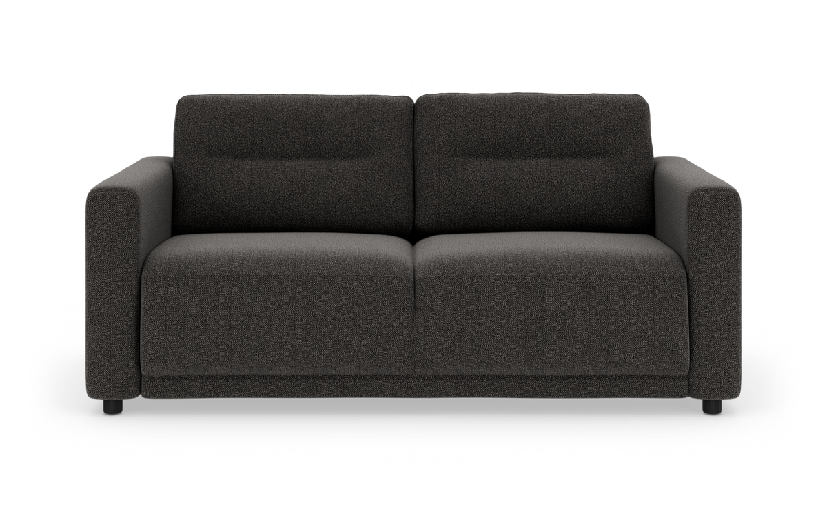 Mørkegrå 2-personers sofa med lige armlæn og lave runde ben, set direkte forfra.