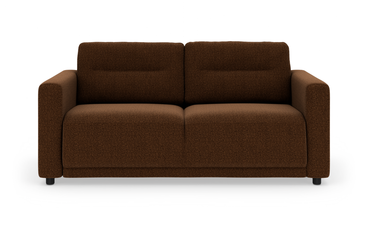 Brun 2-personers sofa med lige armlæn og korte runde ben, frilagt på hvid baggrund.