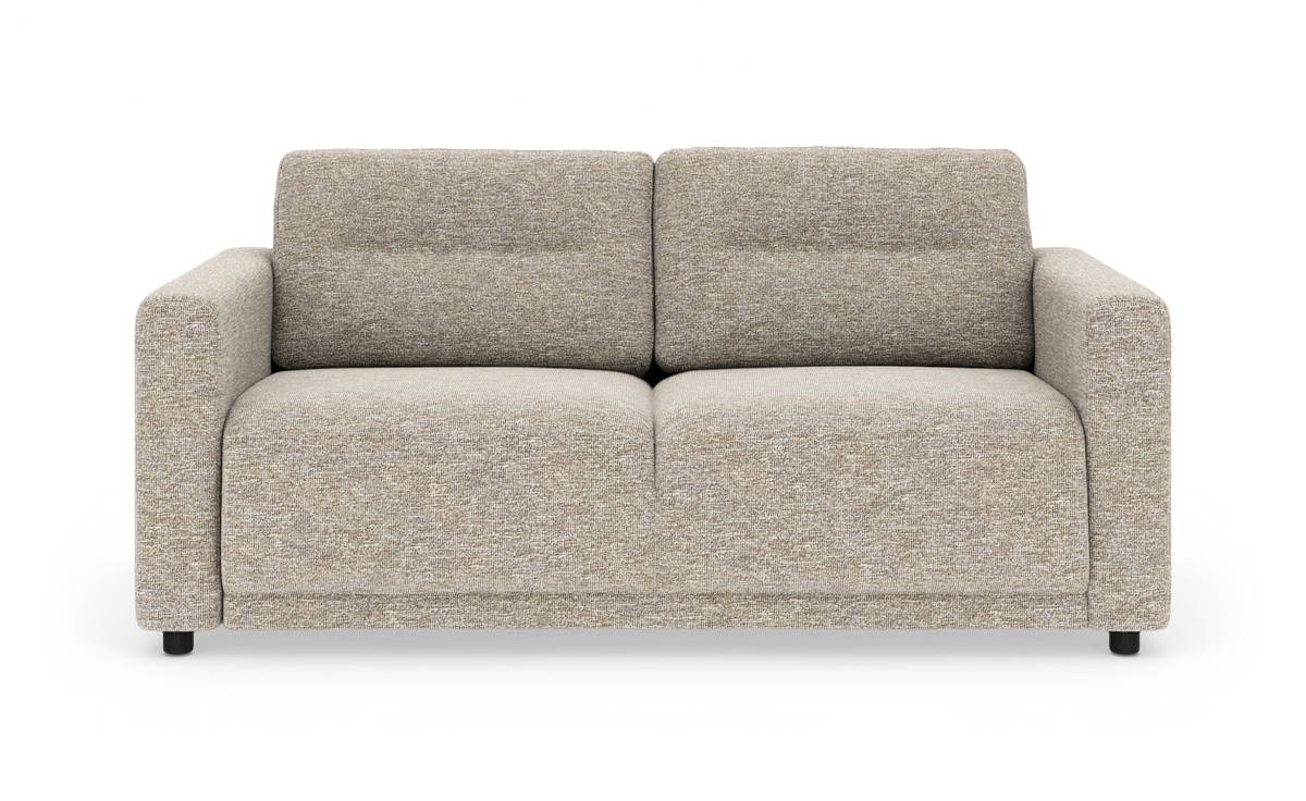 Beige to-personers sofa med kraftige armlæn og bløde, delte ryg- og sædehynder, frontal produktbillede.
