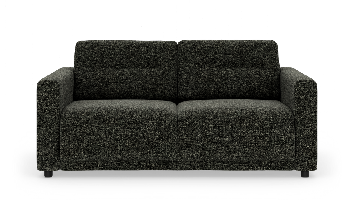 Mørkegrå tosæders sofa i stof, frontvisning på hvid frilagt baggrund.