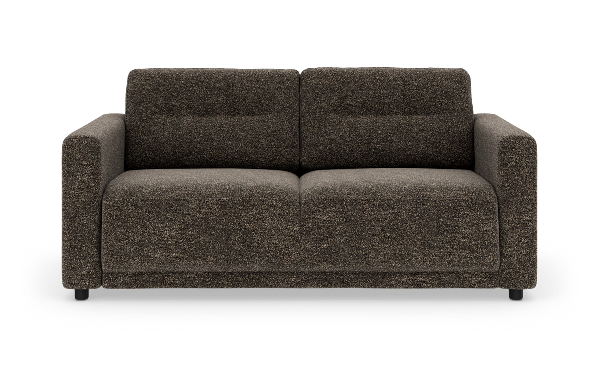Tosædet sofa i mørkebrun, meleret tekstil med brede armlæn og runde, sorte ben – set lige forfra.