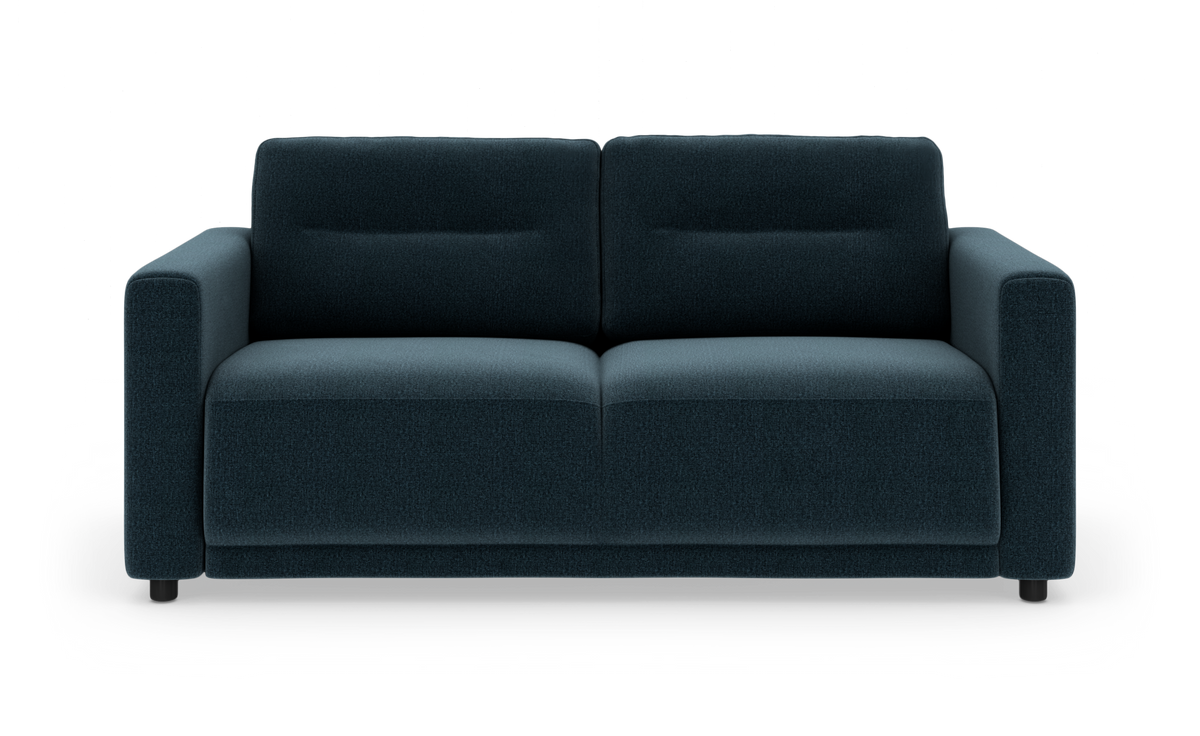 Mørk petrolblå to-personers sofa med brede armlæn og korte runde ben, set forfra mod hvid baggrund.