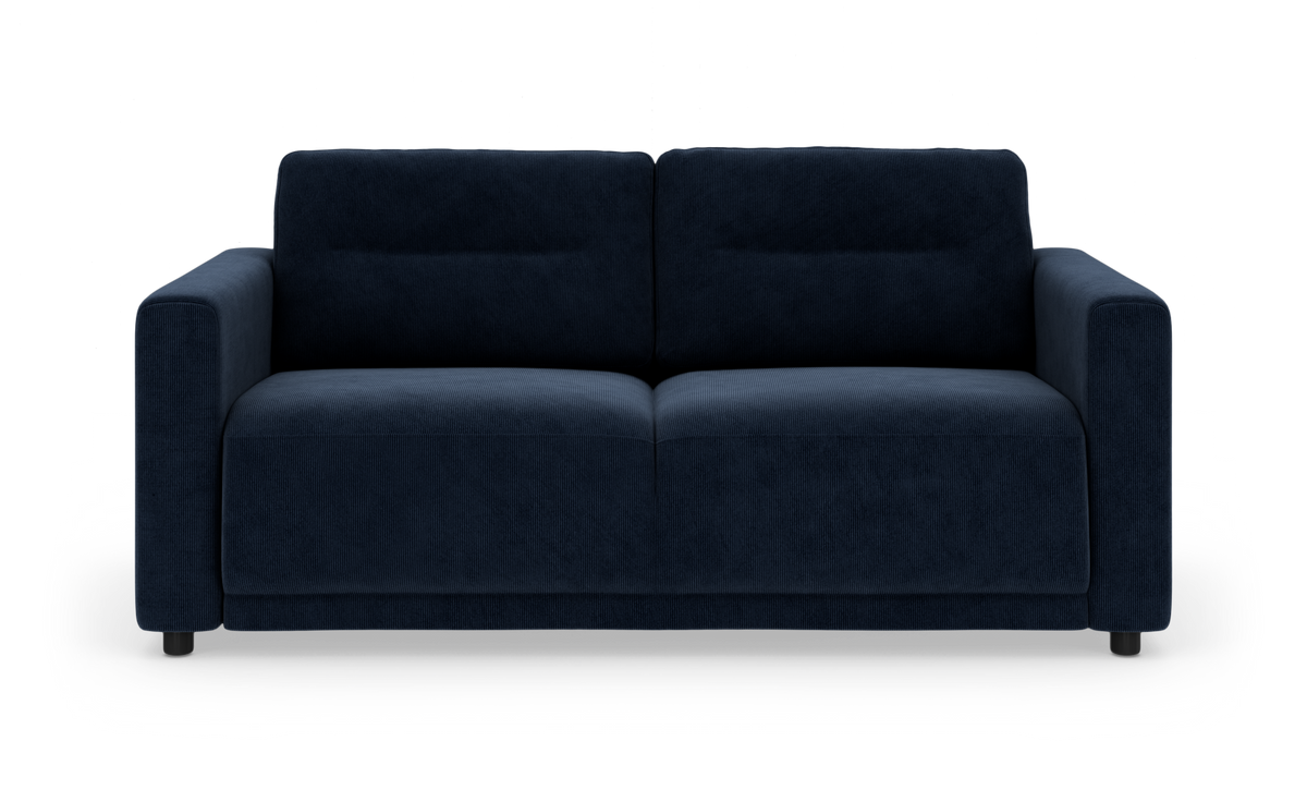 Mørkeblå sofa med brede armlæn, frontvisning mod hvid baggrund.