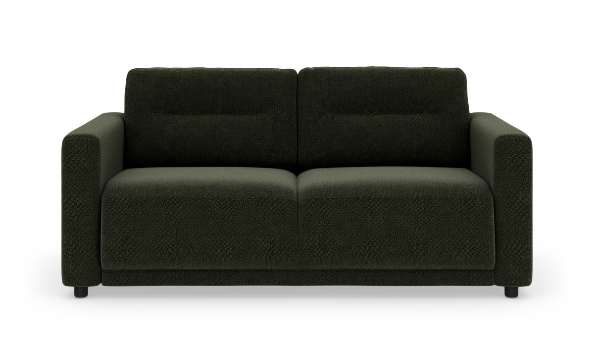 Mørkegrøn sofa med to sædehynder og brede armlæn, fotograferet lige for på hvid baggrund.