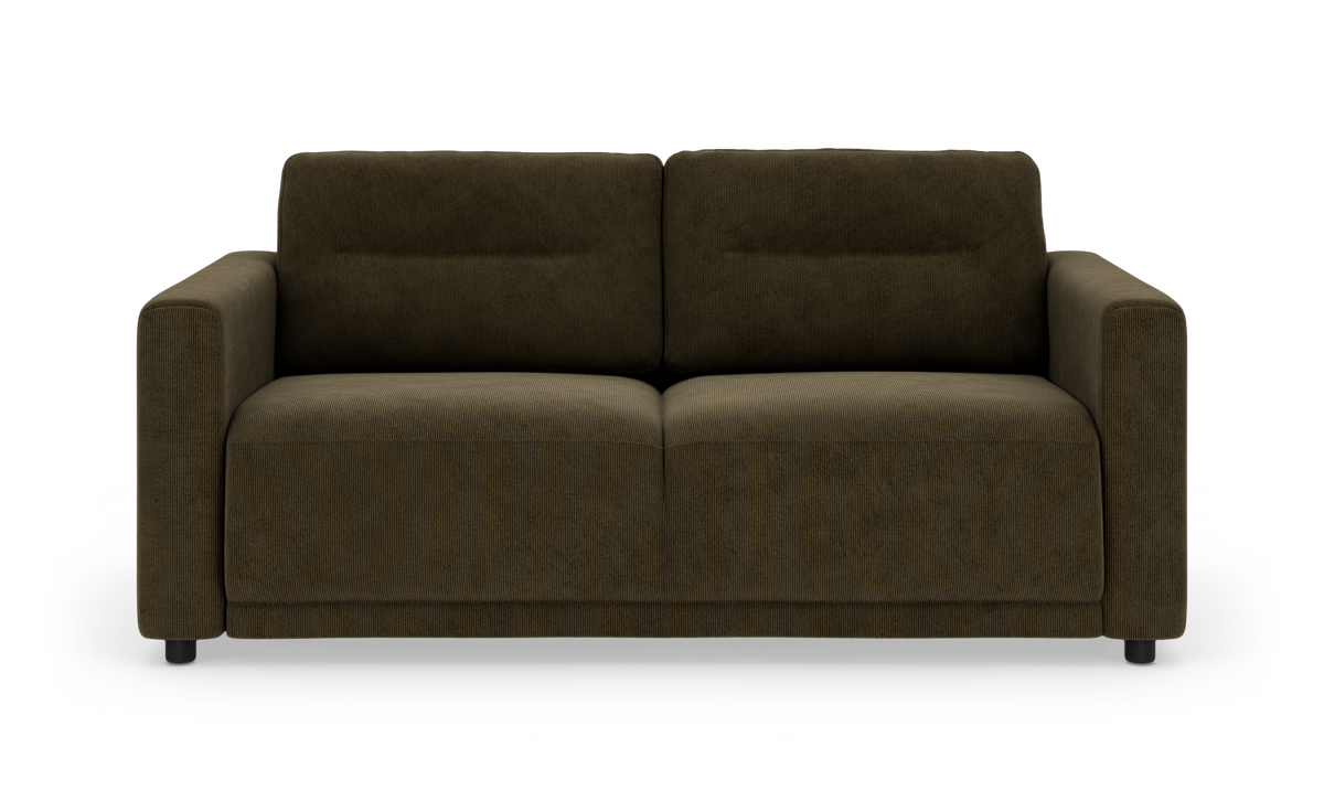 Mørk olivengrøn 2-personers sofa i fløjl/cord med rette armlæn, fritstående mod hvid baggrund.